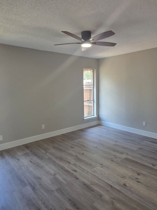 Building Photo - Charming 3-Bedroom Home on Spacious Lot Ne...