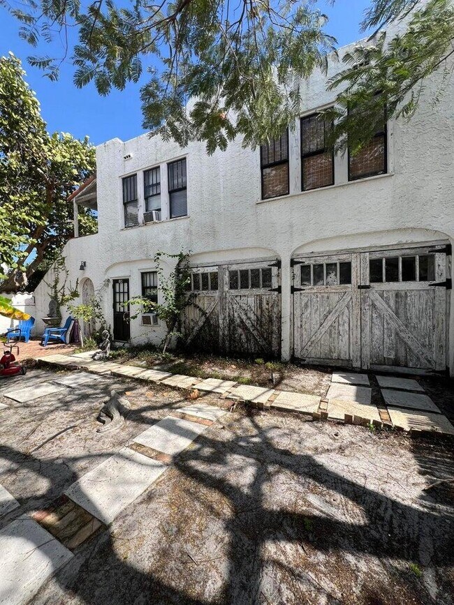 Building Photo - 318 S J St