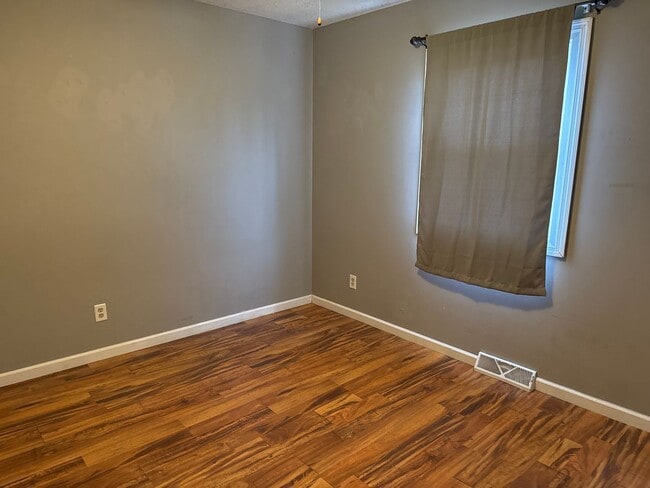 Building Photo - 26/28/30/32 Circle Drive