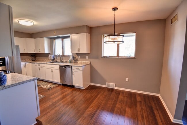 Building Photo - 2 Bed 3 Bath Single Family Home For Rent i...