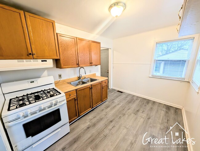 Building Photo - $200 OFF FIRST MONTH'S RENT - Stunning 2 B...