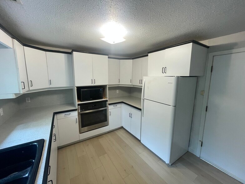 Building Photo - 3228 SW Dolph Ct