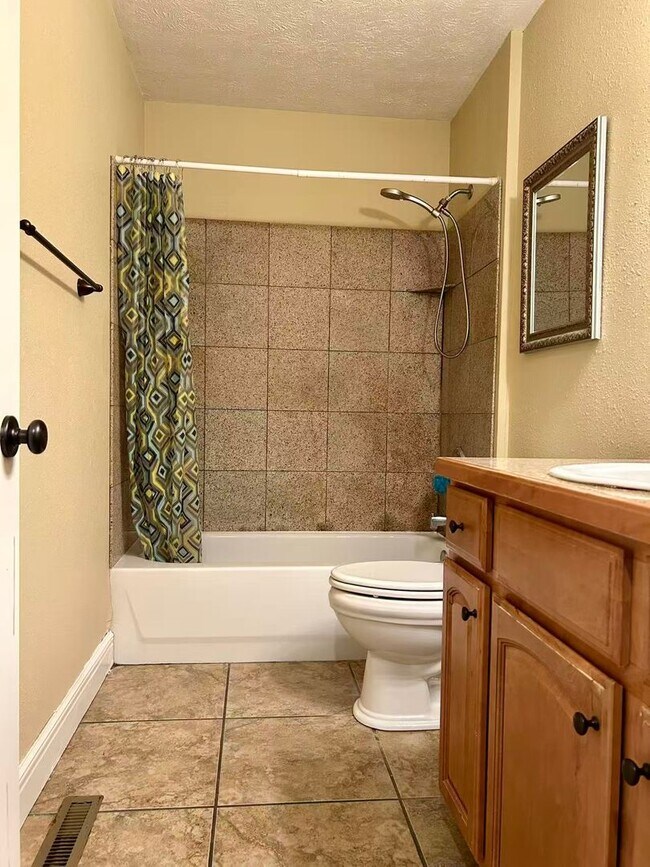 Building Photo - 5 bedroom and 3 bathroom two level house