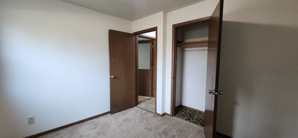 Building Photo - 926 17th St S