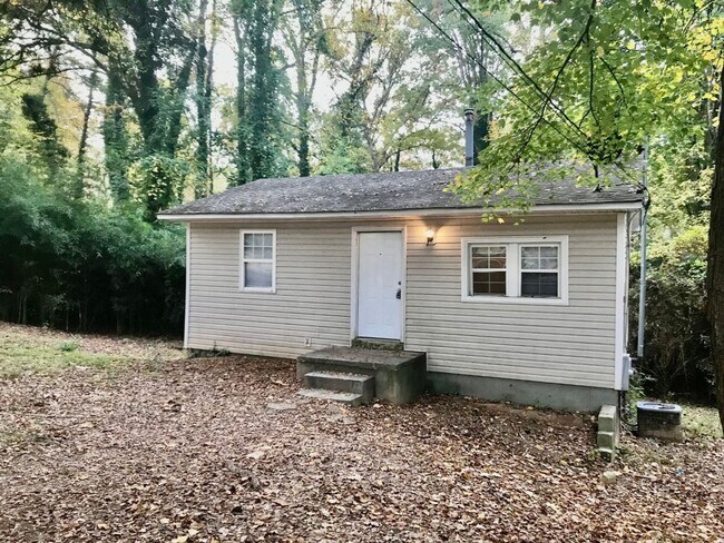 Building Photo - Come see this Newly renovated 2 Bedroom 1 Bath home in Gastonia