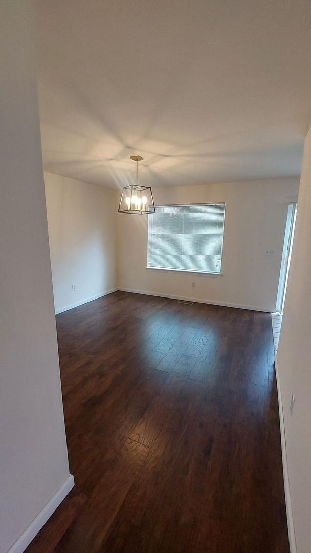 Building Photo - Spacious Townhouse w/Renovated Bathroom
