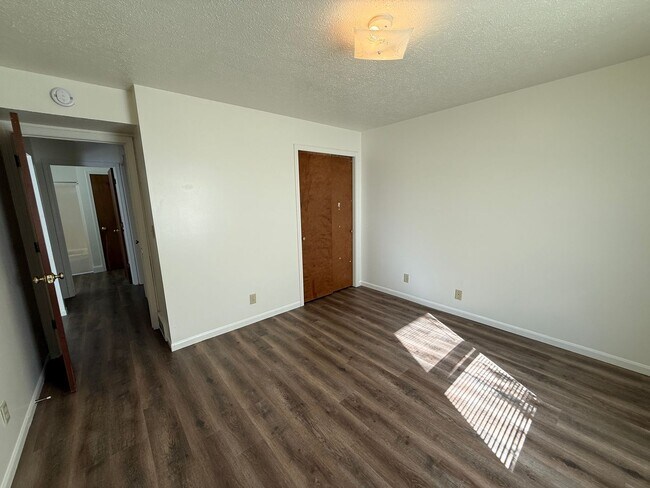 Building Photo - 1606-4