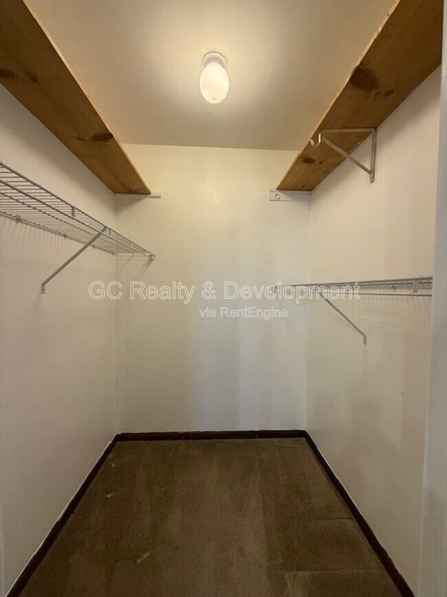 Building Photo - 609 Pinecroft Dr