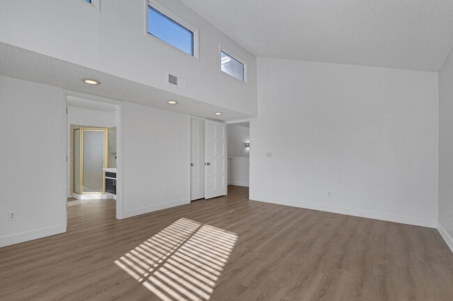 Building Photo - RENOVATED 3bd/2.5ba Townhome - Available NOW!