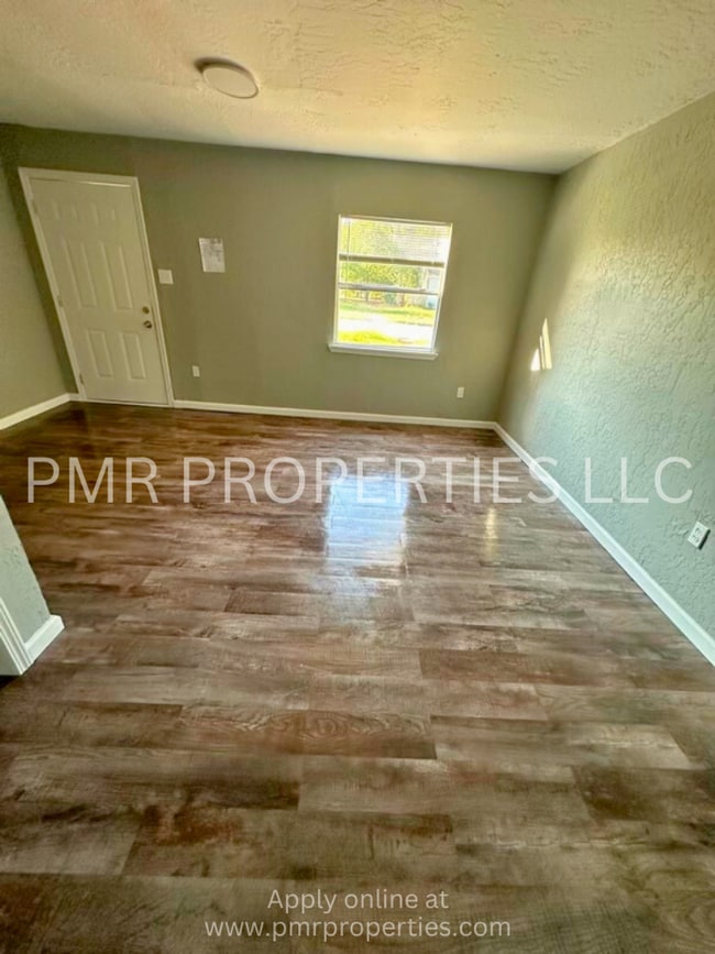 Building Photo - 2 Bedrooms / 1 Bathroom House