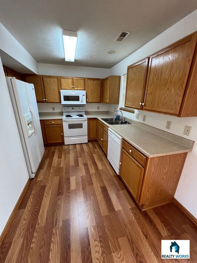 Building Photo - 3 Bedroom townhome available soon!