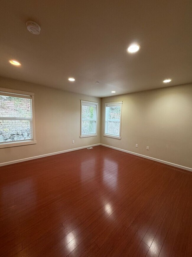 Building Photo - 1204 Burnside Pl