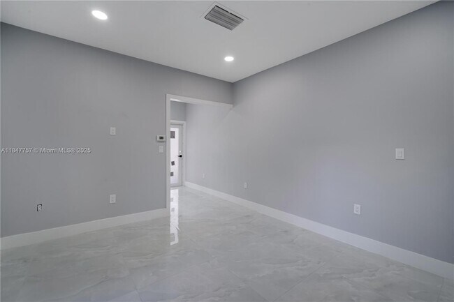 Building Photo - 1114 SW 13th Ct