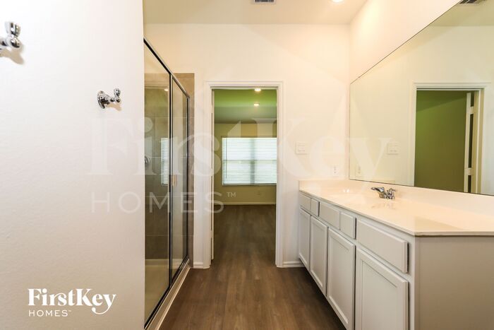 Building Photo - 932 Pickering Oak Row