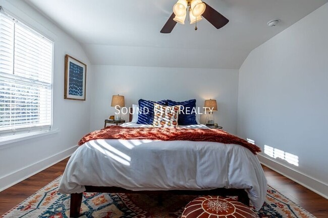 Building Photo - 310 S 7th St