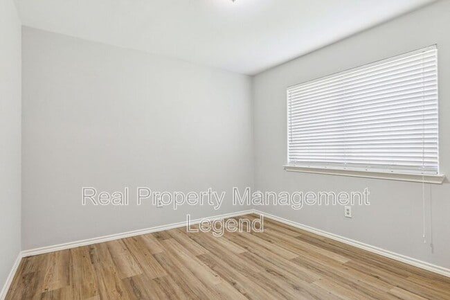 Building Photo - 110 Magnolia St