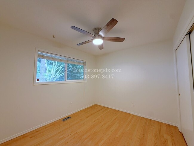 Building Photo - 980 NW Wallula Ave