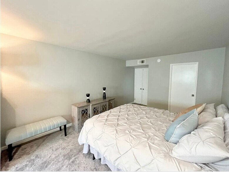 Building Photo - 5301 E Waverly Dr