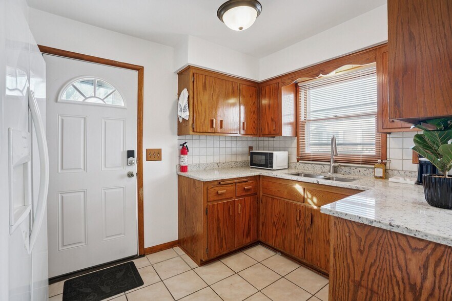 Building Photo - 10785 W Appleton Ave