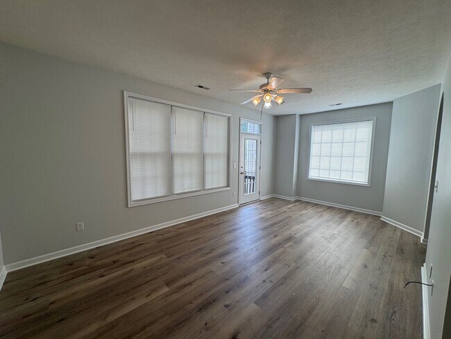 Building Photo - Brick End Unit Home in Taylor Springs NEW LVP FLOORING