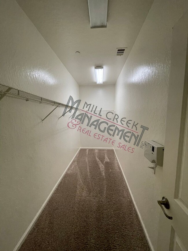 Building Photo - $500 OFF FIRST MONTHS RENT