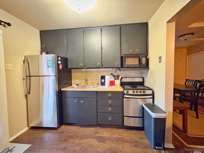Building Photo - Fully Furnished 2/1