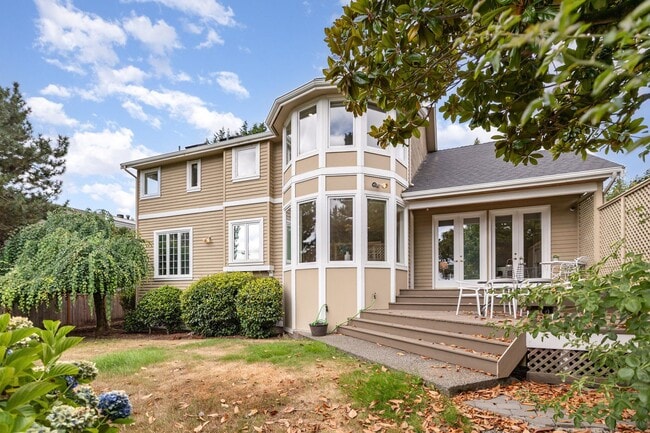Building Photo - Beautiful Bellevue home with a View!