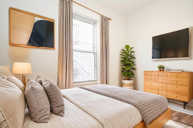 Building Photo - 2176 N Maplewood Ave