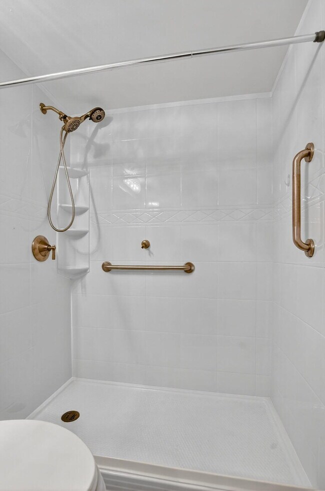 Building Photo - 177 Fanshaw E