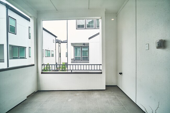 Building Photo - 2802 Grand Fountains Dr