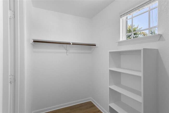 Building Photo - 505 Trinity Bend