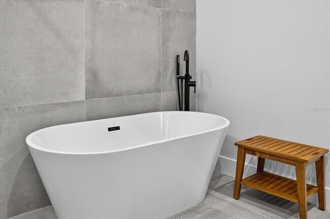 Building Photo - 423 W Amelia Ave