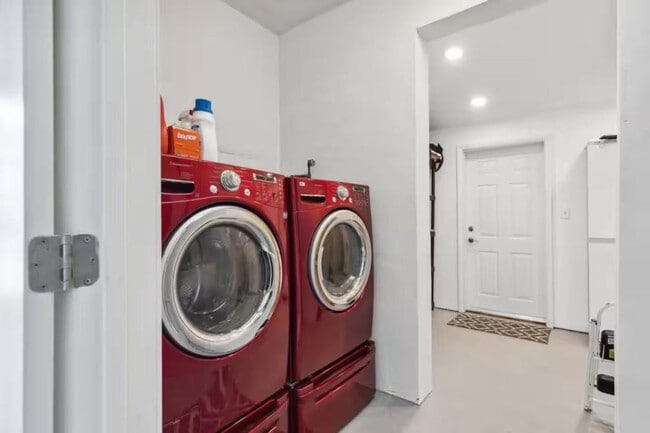 Building Photo - 1925 NE 29th Ct