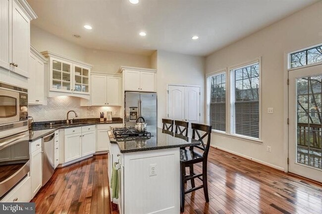 Building Photo - 22092 Avonworth Square