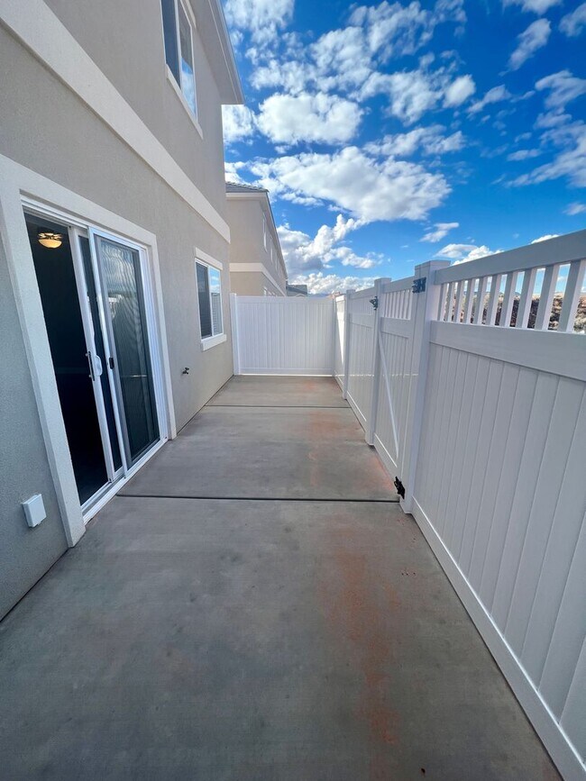 Building Photo - Beautiful newer 3 bedroom, 2.5 bathroom townhome! Amazing views!