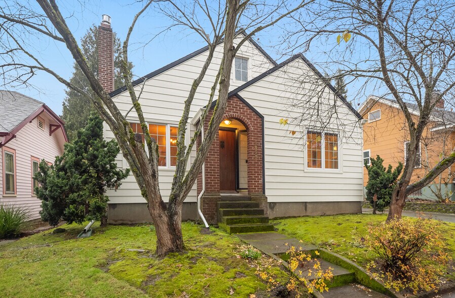 Building Photo - 2323 SE Pine St