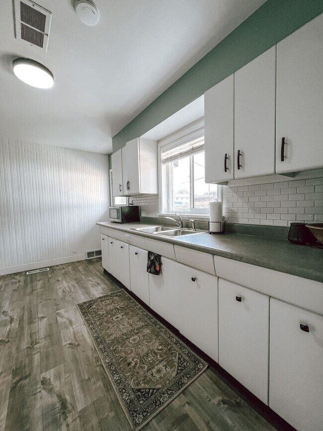 Building Photo - Stylish home ready for comfortable living