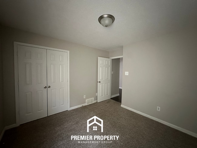 Building Photo - Modern Cordova Cove Living | 3BR/2BA with High Ceilings, Stone Fireplace & Garage