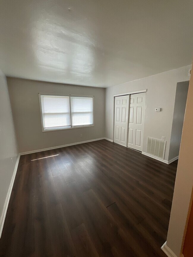 Building Photo - Two Bedroom Apartment off Rodman