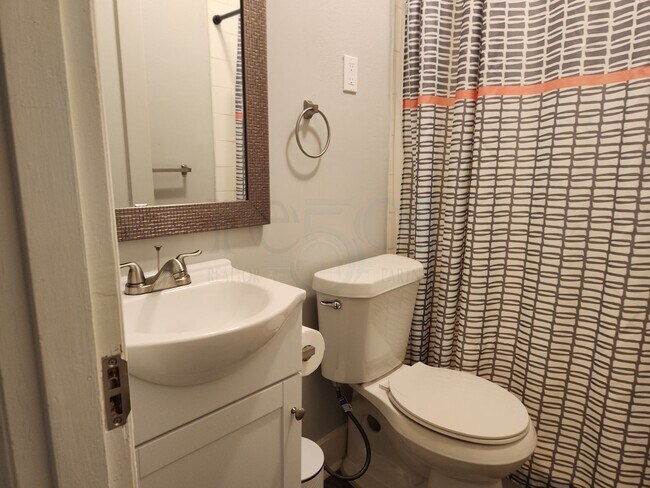 Building Photo - Cozy Apartment located near UAMS!