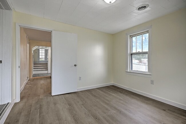 Building Photo - 4 Bedrooms 3 Baths Bristol TN