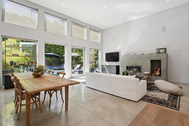 Building Photo - 329 Westbourne Dr