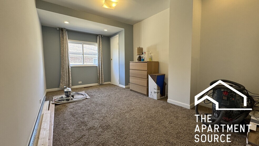 Building Photo - 5536 W Windsor Ave