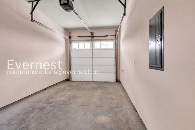 Building Photo - Modern 3 Bed, 3.5 Bath Townhome with Attached Garage / 3 Bed & 3.5 Bath / Pet-friendly / Coming S...