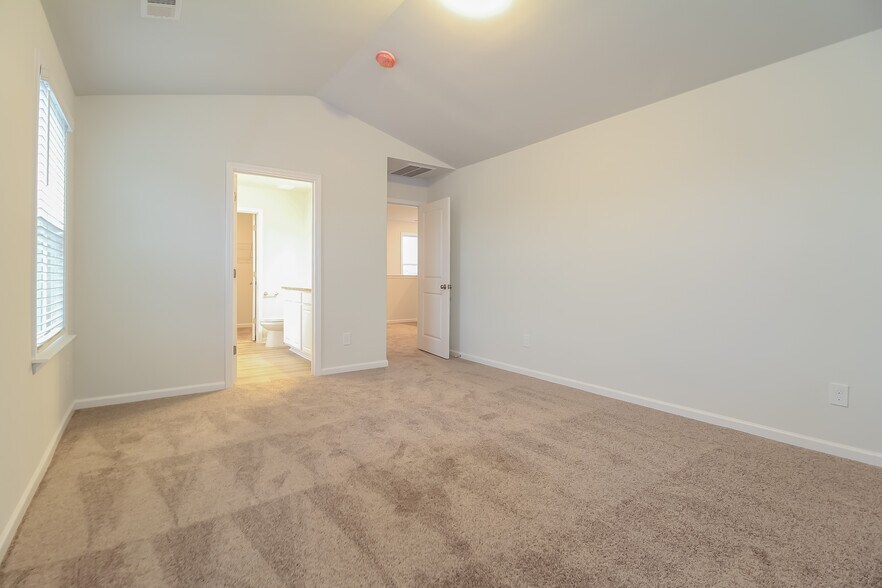 Building Photo - 518 Whittier St