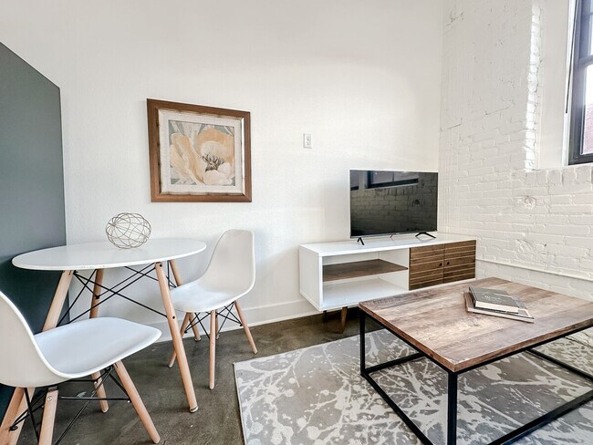 Building Photo - 701 E 2nd St N