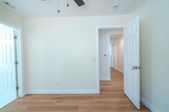 Building Photo - 6406 Shane Pl