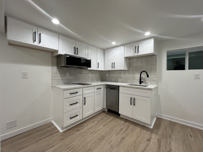 Building Photo - Large NW Portland Home Near Shops & Restaurants with Finished Basement & Bay Windows