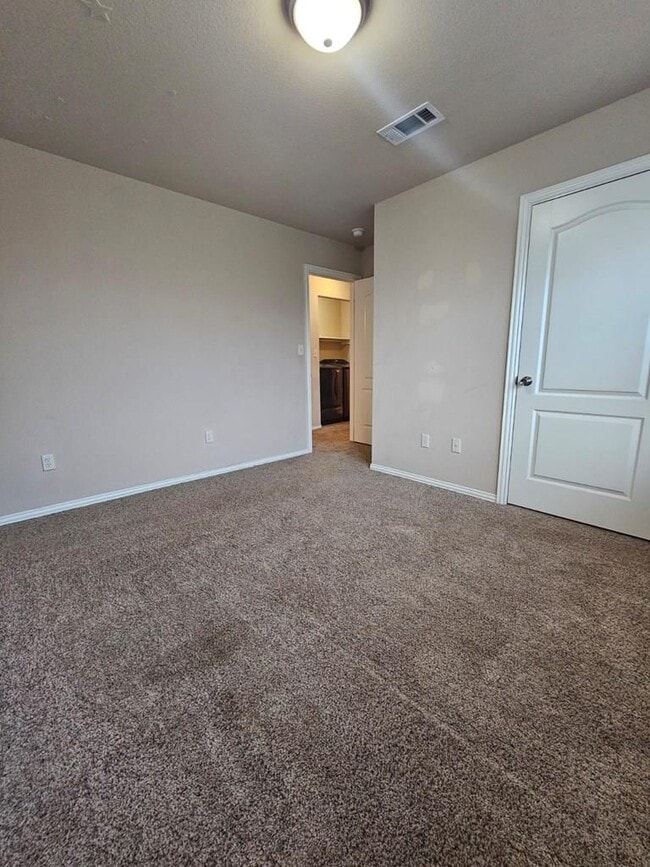 Building Photo - 604 NE Ave E Pl