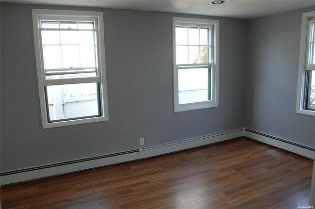 Building Photo - 557 E Market St